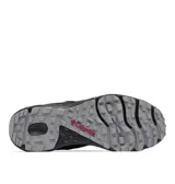 Championes de trekking Columbia Konos Low Techlite para hombre, de color gris con detalles en negro y rojo. Presentan empeine de malla transpirable con sobrecapas sintéticas, tecnología Omni-Shield deperlante al agua y suela de caucho de alta tracción.