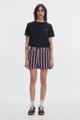 Short de denim de tiro alto y fit relajado con estampado de rayas verticales en color negro y rosado.
