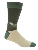 Medias de caña media confeccionadas en fibra de bambú, con diseño estampado de paisaje montañoso en tonos verde y beige.