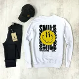 Buzo blanco de algodón con cuello redondo y mangas largas. Estampado en el pecho con una cara sonriente amarilla y texto negro "SMILE" y "DUXON CO.".