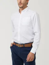 Camisa de manga larga con cuello abotonado, confeccionada en algodón. Presenta un bolsillo en el pecho con el logo de un pato bordado al tono, corte ajustado y pinza en la espalda.