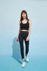 Calza deportiva larga color verde azulado con pretina alta y bolsillos laterales.