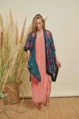 Kimono de terciopelo color verde oscuro con estampado floral en tonos fucsia, naranja y azul.