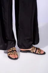 Sandalias bajas con tiras de cuero sintético con estampado de leopardo.