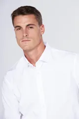 Camisa celeste lisa de vestir, con cuello clásico, manga larga, bolsillo en el pecho y corte regular.