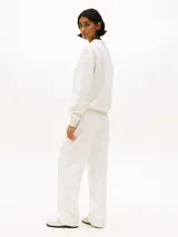 Sweater blanco de algodón con cuello redondo y logo 'TH Sailing Gear' estampado en el pecho.