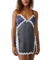 Minivestido gris con detalles en azul y encaje blanco, escote en V profundo, sin mangas, cierre de amarre ajustable y aberturas laterales en ambas piernas.