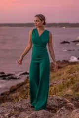 Mono largo de vestir color negro, con escote cruzado, sin mangas y espalda descubierta con tiras cruzadas.