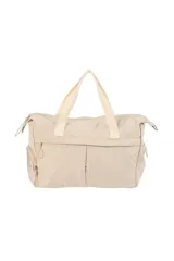 Bolso tipo tote amplio y funcional, confeccionado en nylon color beige. Cuenta con asas reforzadas, cierre superior, bolsillos externos con cierre y diseño liviano.