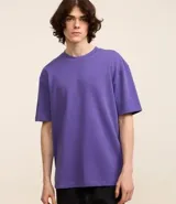 Remera de corte relajado confeccionada en algodón de gramaje grueso, con cuello redondo y mangas cortas. Presenta un diseño liso y holgado que brinda comodidad y movilidad.