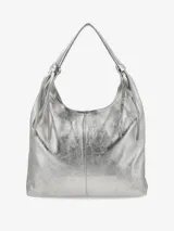 Cartera tipo saco de cuero suave, de diseño amplio y relajado, con asa para llevar al hombro, tiras anudadas a los lados y cierre.