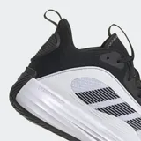 Championes de básquet Adidas Own The Game 3, color blanco con detalles en negro y las tres tiras características de la marca en negro.