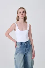 Body sin mangas de poliamida, con cuello cuadrado y ajuste al cuerpo.