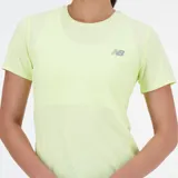 Remera deportiva amarilla de manga corta con logo de New Balance en el pecho.