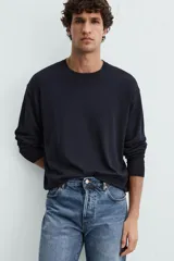 Jersey color crudo de tejido de punto, con cuello redondo y mangas largas. Corte amplio y terminaciones en rib.