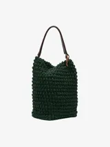 Bolso shopper tejido color verde oscuro, con asa de cuero marrón y detalle de eslabón de cadena.