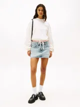 Buzo cropped con capucha color blanco, de corte holgado y mangas largas con puños elásticos.