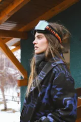 Cárdigan con estampado navajo en tonos azul y negro, con cuello solapa y cierre frontal con botones.