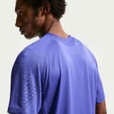 Remera deportiva Nike para running con tecnología Dri-FIT, de color tostado con diseño texturizado perforado y mangas cortas raglán.