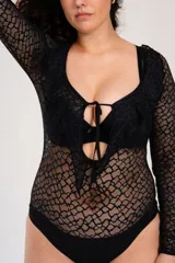 Body negro de encaje elastizado con mangas largas y escote con lazo.