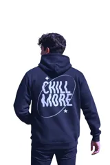 Canguro negro con capucha y bolsillo tipo canguro, confeccionado en mezcla de poliéster y algodón. Presenta un diseño gráfico en la espalda con el texto "CHILL MORE" en tipografía psicodélica, rodeado por una órbita elíptica y dos estrellas.