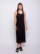 Vestido largo de tejido de punto negro, sin mangas, con escote redondo y detalle de nudo en la espalda.