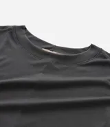 Blusa tipo muscle tee de corte holgado, con cuello redondo y diseño sin mangas. Confeccionada en tejido de ribana acanalado de color beige.