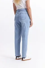 Pantalón jean mom de tiro medio color negro, confeccionado en 100% algodón.