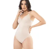 Body modelador color arena, tipo pieza entera, con tirantes ajustables y detalles de puntilla en el busto y la cadera. Confeccionado en lycra, sin aro y con abertura en la entrepierna.