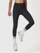 Calza negra de tiro alto con largo hasta el tobillo, confeccionada con una mezcla de poliéster y spandex, y tratada con aloe vera para mayor suavidad.