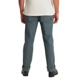 Pantalón de gabardina azul con bolsillos tipo cargo y ruedo con dobladillo.