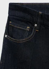 Jeans tiro alto estilo flare de tejido vaquero de algodón con elasticidad, diseño largo con cinco bolsillos, trabillas y cierre frontal con botón y cremallera.