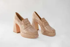 Mocasines color beige con estampado de piel de cocodrilo, plataforma y tacón cuadrado.