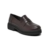 Zapato tipo mocasín de cuero color bordó, con suela track de plataforma negra y detalle de antifaz en el empeine.