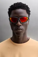 Camiseta deportiva color durazno de manga larga con orificios para los pulgares.