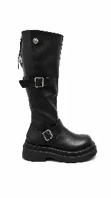 Bota alta negra de estilo biker, con suela track gruesa, puntera redonda y dos tiras con hebilla metálica plateada (una en el tobillo y otra en la pantorrilla). Cuenta con cierre y tirador en la parte trasera de la caña.
