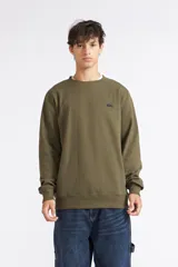 Buzo de cuello redondo Quiksilver Basic Crew, color verde militar, con manga larga y puños y cintura elastizados. Incluye un pequeño logo bordado en el pecho.