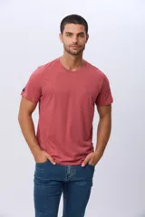 Remera lisa de manga corta y cuello redondo, color gris oscuro, de calce cómodo con pequeño logo bordado en el pecho.