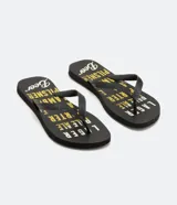 Chinelas negras con estampado de diferentes tipos de cerveza en amarillo.