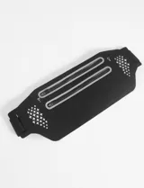 Riñonera deportiva negra de nylon y lycra, con dos bolsillos con cierre y detalles reflectantes.