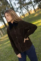 Camisa de cuero marrón con cuello y solapas de corderito sintético, mangas largas y cierre frontal con broches.