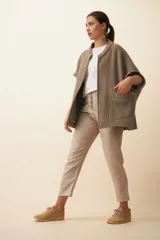 Chaleco marrón de lana con cuello mao, solapas pronunciadas, bolsillos ojal y terminaciones envivadas.