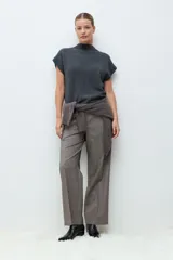 Chaleco de punto con mezcla de cashmere, color gris melange, con cuello alto y mangas cortas estilo sisa.