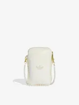 Mini bolso tipo bandolera de color blanco, con diseño minimalista y logo de Adidas bordado en el frente. Presenta un borde decorado con perlas sintéticas que se extienden hacia la correa, aportando un toque elegante y distintivo.