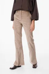 Pantalón de vestir verde oliva de pana, con corte sastrero y bota ancha.