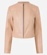 Campera básica de cuero sintético (PU) color marrón oscuro, con cuello redondo, cierre frontal y recortes decorativos. Cuenta con mangas largas y bolsillos con cierre.