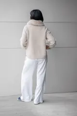 Pantalón blanco de tiro alto con bolsillos grandes y pespuntes a contratono.