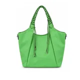 Cartera shopper de cuero sintético en color verde brillante, con asas trenzadas decorativas y tiras colgantes con detalles metálicos.