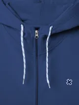 Canguro azul con cierre frontal completo, capucha con cordones ajustables estampados y bolsillos tipo canguro. Presenta un pequeño logo bordado en el pecho.