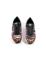 Zapatillas de cuero con estampado animal print, combinando cebra y leopardo, con detalles en charol fucsia y glitter negro.